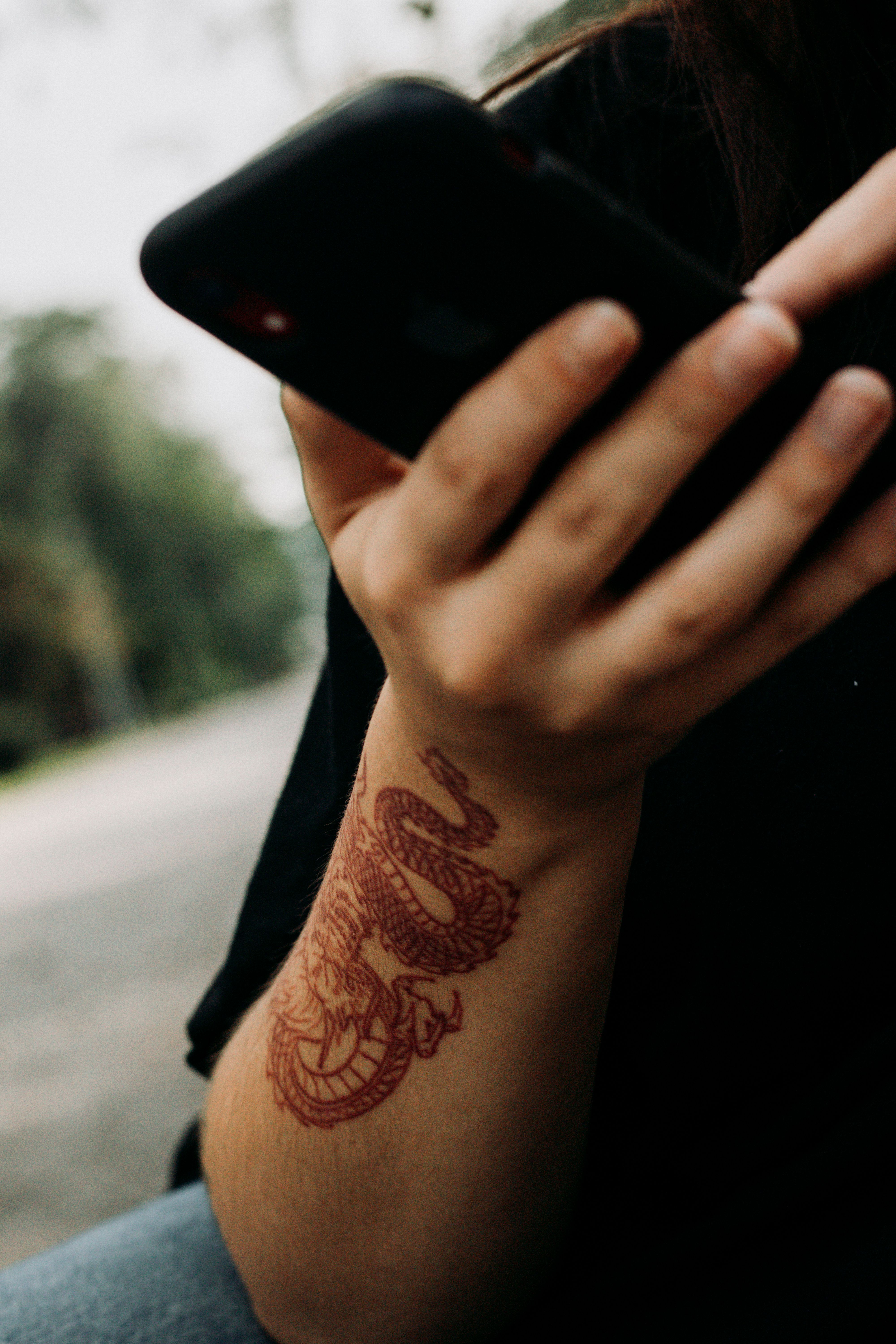 Detalhe de escamas de dragão tatuado